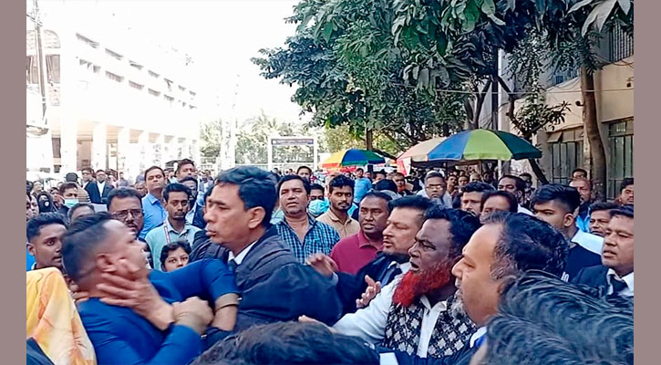 আদালত প্রাঙ্গনে বিচার প্রার্থীকে পেটালো বিএনপিপন্থি আইনজীবীরা