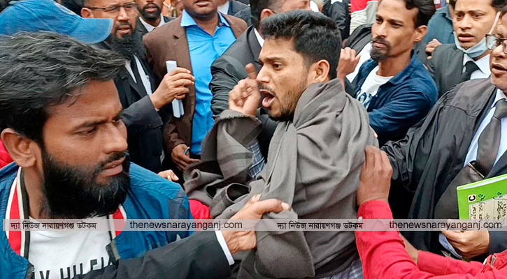 ছাত্রলীগ নেতাকে আটকে বিএনপিপন্থী আইনজীবীর তোপে ছাত্রদল নেতা