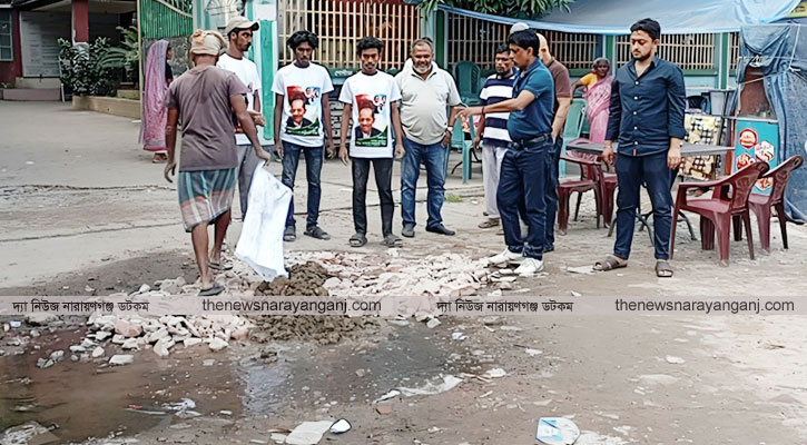 খানপুর ভূমি অফিসের সামনের রাস্তার খানাখন্দ মেরামত করলেন বাবুল