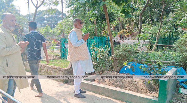 বাবার কবর জিয়ারতে অ্যাডভোকেট তৈমূর