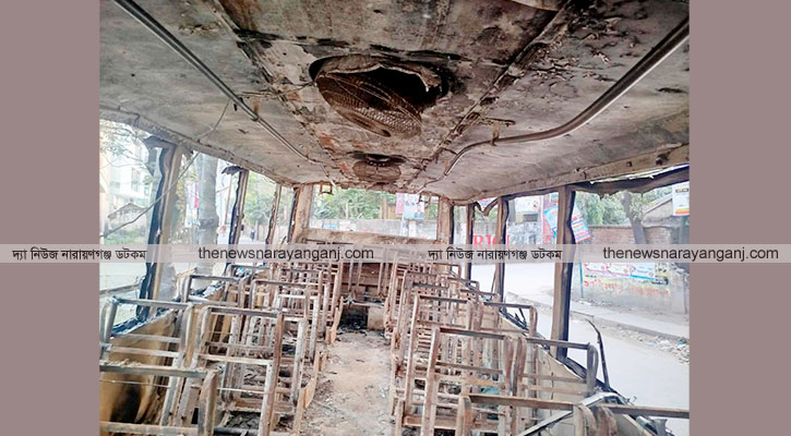 ফতুল্লায় দুর্বৃত্তের আগুনে যাত্রীবাহী বাস পুড়ে ছাই
