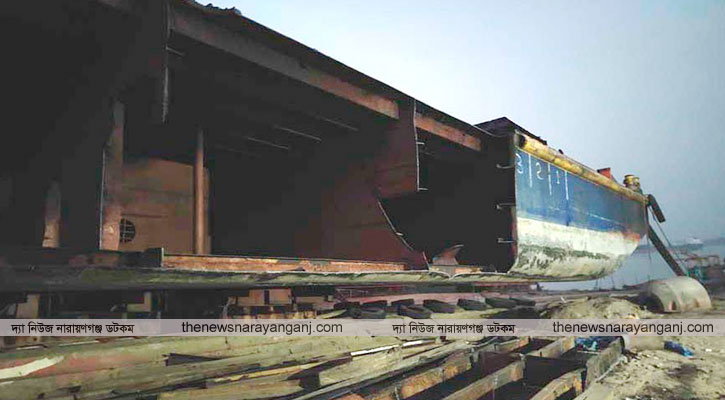 মালবাহী জাহাজ কেটে বিক্রি করে দিল ছাত্রদল নেতা