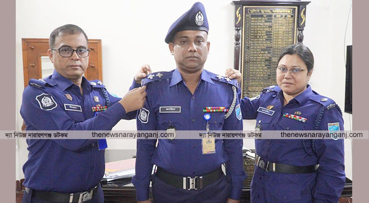 পদোন্নতি প্রাপ্তদের র‌্যাংক ব্যাজ পড়ালেন এসপি