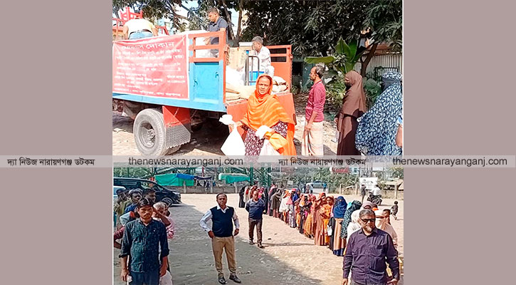 ওএমএস এর পন্য বিক্রি পরিদর্শনে কর্মকর্তা