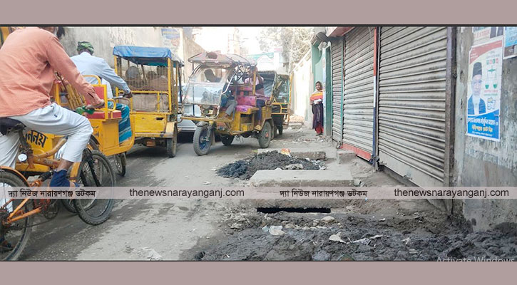 ড্রেনের ময়লা পড়ে থাকে সড়কে, যানজটে ভোগান্তি