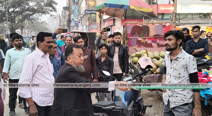 হকার উচ্ছেদ করতে টিপু ফের লাঠিহাতে