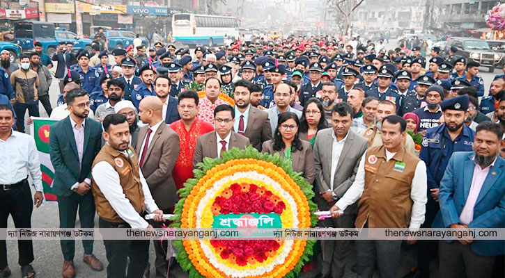 বিজয়স্তম্ভে জেলা ও পুলিশ প্রশাসনসহ সর্বস্তরের ফুলের শ্রদ্ধা 