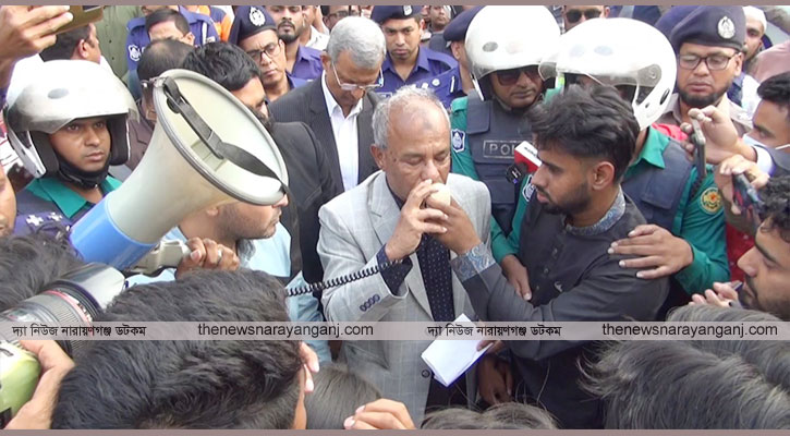 স্বরাষ্ট্র উপদেষ্টাকে চাষাঢ়ায় আটকে শিক্ষার্থীদের বিক্ষোভ