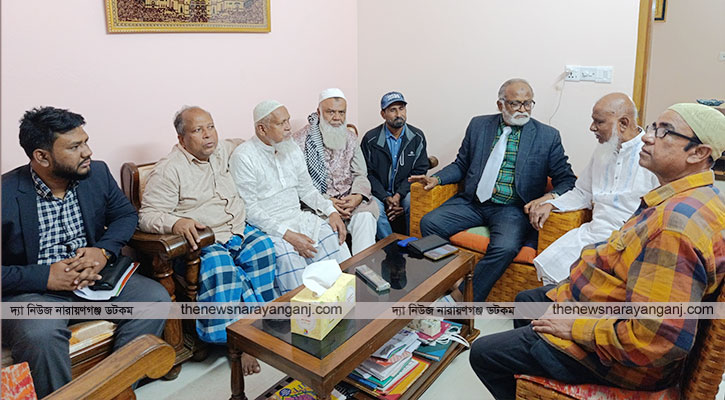 মুসলিম একাডেমীর নির্বাহী পরিচালক নুরুল ইসলাম খানের পাশে তৈমূর