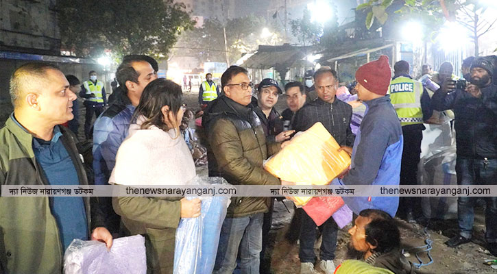 গভীর রাতে শীতার্তদের হাতে কম্বল তুলে দিলেন এসপি