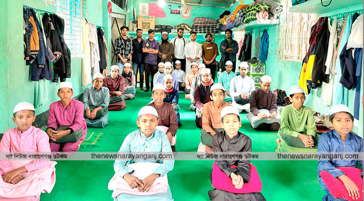 আনন্দ ঢাকা বিশ্ববিদ্যালয়ের শীতবস্ত্র বিতরণ