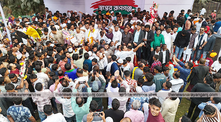 দিপু ভূইয়ার বাড়িতে জনতার ঢল