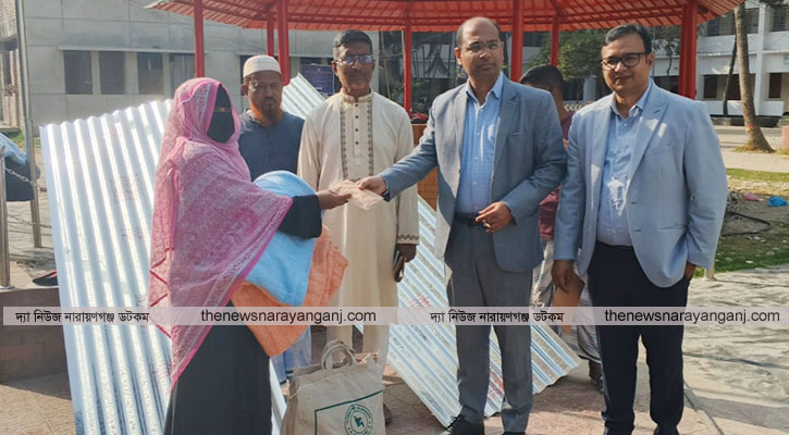 অগ্নিকান্ডে ক্ষতিগ্রস্তদের মাঝে টিন ও অর্থ সহায়তা