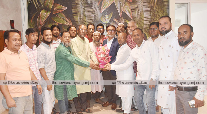 নাসিক প্রশাসক সাখাওয়াতকে ফুলের শুভেচ্ছা দিদার খন্দকারের