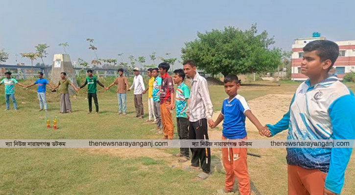 বন্দরে মাঠ রক্ষার দাবিতে ক্ষুদে খেলোয়াড়দের মানববন্ধন