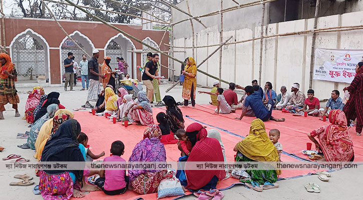 একদল তরুণ-তরুণীর উদ্যোগে মাসজুড়ে পথচারীদের জন্য ‘মুক্ত ইফতার’