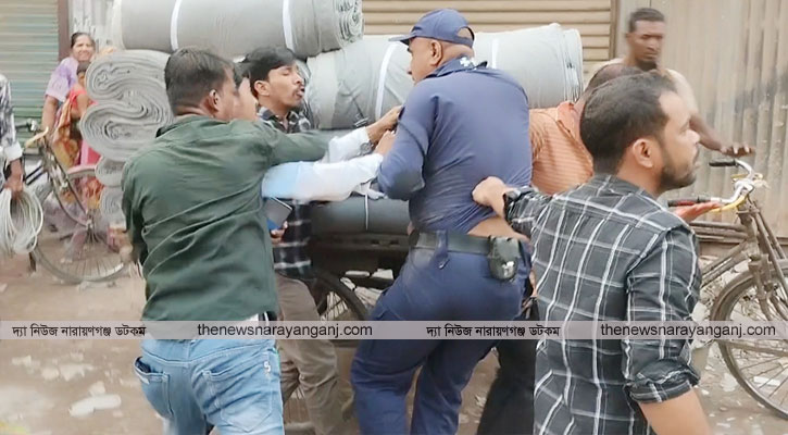 পুলিশ কর্মকর্তা ও সোর্সকে স্থানীয়দের মারধর