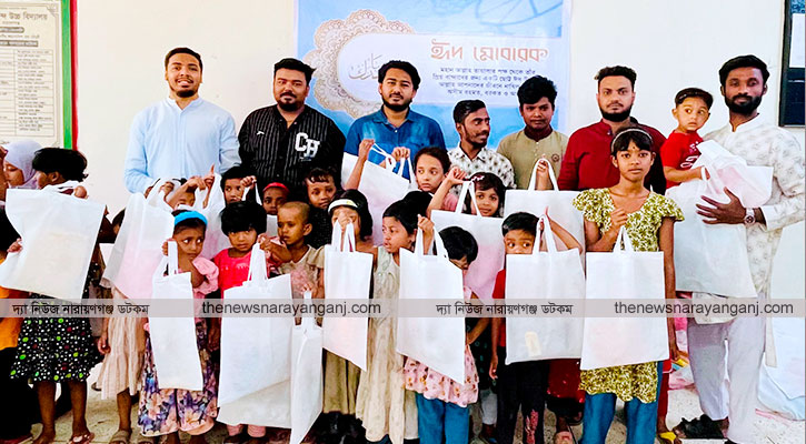 ১৭নং ওয়ার্ডে শিশুদের মাঝে নতুন পোশাক বিতরণ