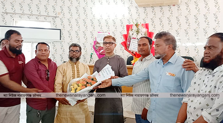 জেলা পরিষদ প্রশাসককে মহানগর তাঁতীদলের ফুলের শুভেচ্ছা