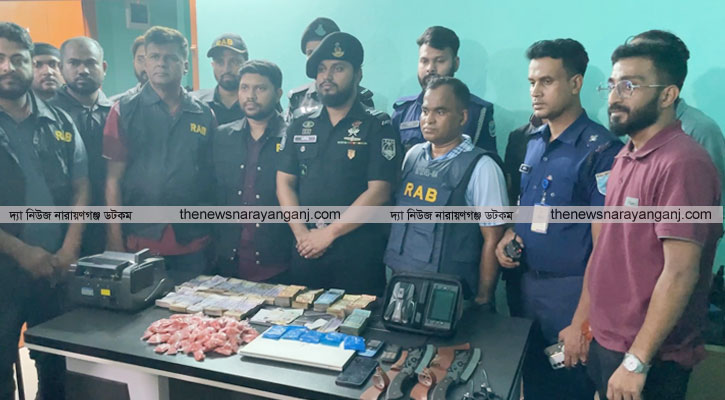ফতুল্লায় র‍্যাব-পুলিশের যৌথ অভিযান অস্ত্র টাকা মাদক উদ্ধার