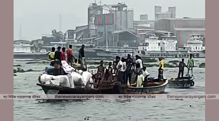 শীতলক্ষ্যায় গরু বোঝাই ট্রলার টানাটানি