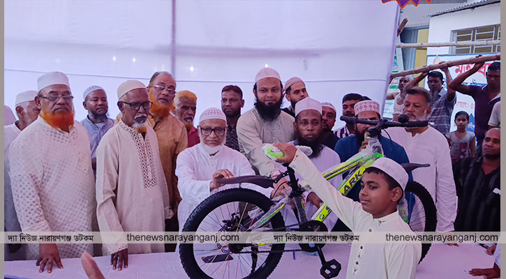 টানা ৪০ দিন জামায়াতে নামাজ আদায় করে পুরস্কার অর্জন