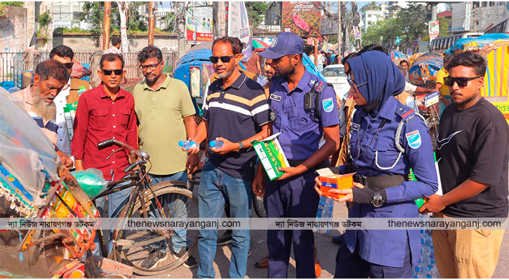 পথচারী ট্রাফিক শ্রমজীবীদের পানি ও স্যালাইন বিতরণ