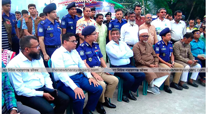 বিভিন্ন পূজামণ্ডপ পরিদর্শন ঢাকা বিভাগীয় কমিশনারের