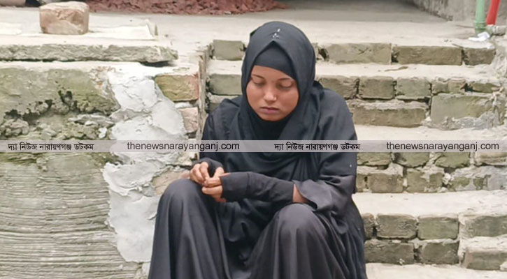 স্বামীর সাথে সংসার করার দাবিতে স্ত্রীর অনশন
