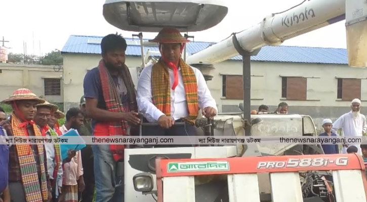 নিজেই কম্বাইন হার্ভেস্টার দিয়ে বোরো ধান কাটলেন ডিসি