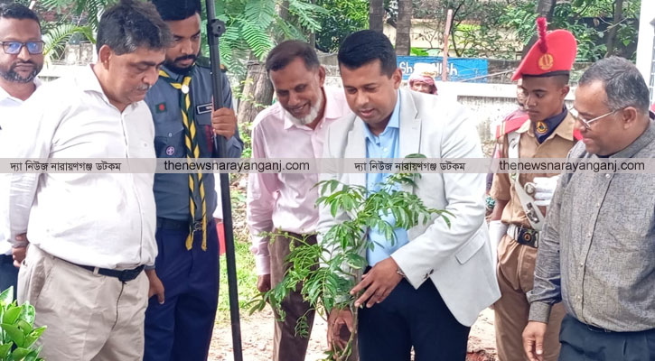 নারায়ণগঞ্জ কলেজে ছাদ বাগানের উদ্বোধন করলেন ডিসি
