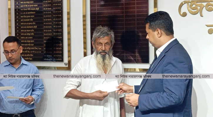 ৬ প্রকল্পে ১৬জনকে জমি অধিগ্রহণের চেক হস্তান্তর করলো ডিসি