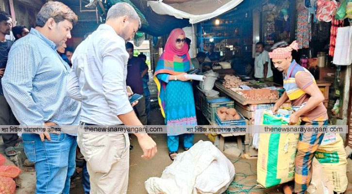 ফতুল্লায় নিষিদ্ধ পলিথিন জব্দ, দোকানিকে অর্থদণ্ড