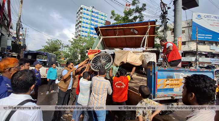 সড়ক দখল করে বসানো ফলের দোকানের ভ্যানগাড়ি ও সিএনজি ডাম্পিংয়ে