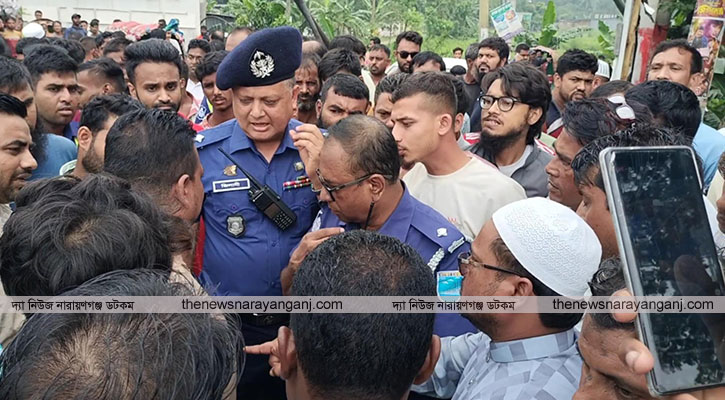 বকেয়া বেতনের দাবীতে বন্দর স্টিল মিলের শ্রমিকদের মহাসড়ক অবরোধ