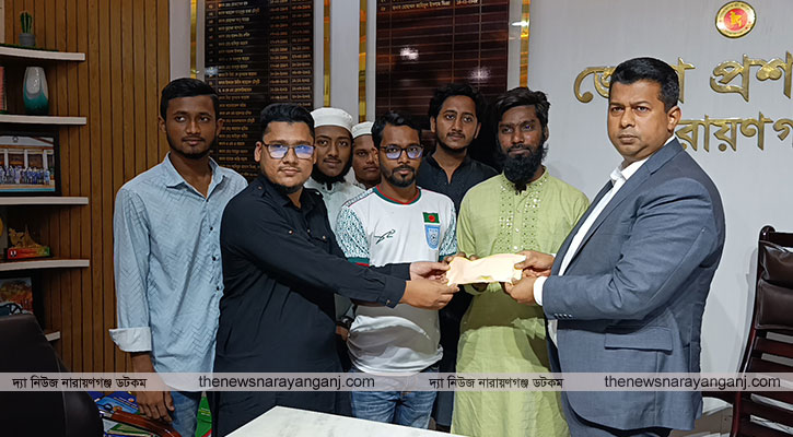 শহীদ আবু সাঈদ স্মৃতি পাঠাগারে জেলা প্রশাসকের আর্থিক অনুদান