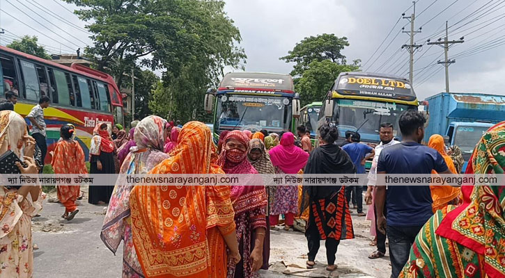 বন্দরে টোটাল ফ্যাশন শ্রমিকদের মহাসড়ক অবরোধ