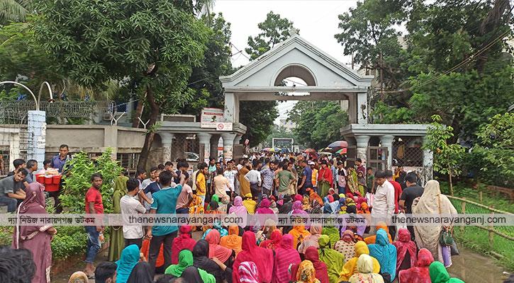 ডিসি কার্যালয়ের সামনে গার্মেন্টস শ্রমিকদের বিক্ষোভ
