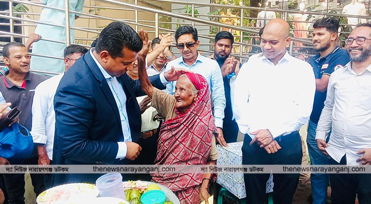 জীবন সংগ্রামে হার না মানা ফজিলাতুন্নেছার পাশে জেলা প্রশাসক