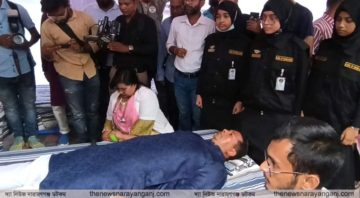 নিজেই রক্ত দিলেন জেলা প্রশাসক