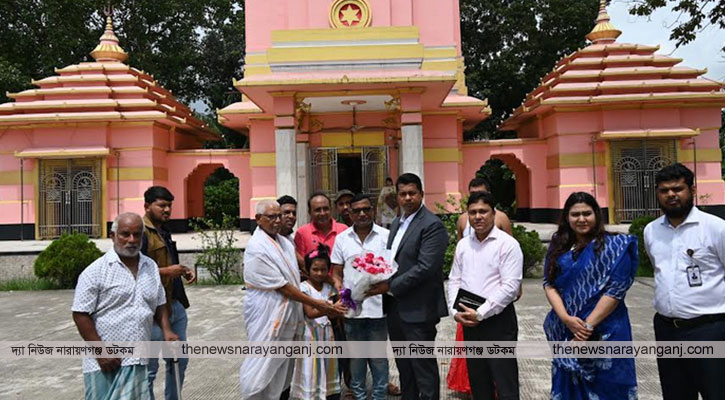 ৮০ বছরের পুরনো মন্দির পরিদর্শনে জেলা প্রশাসক