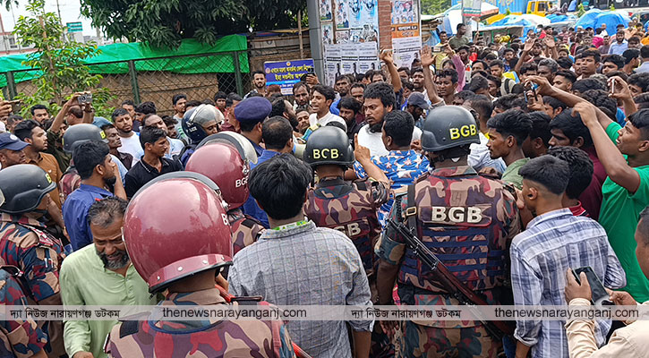 লিংক রোডে যানজট নিরসন শিক্ষার্থীদের মারধর করে রাস্তা অবরোধ