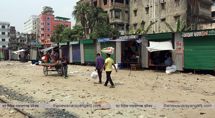 উকিলপাড়া দুইনং রেলগেটে দখলের উৎসব