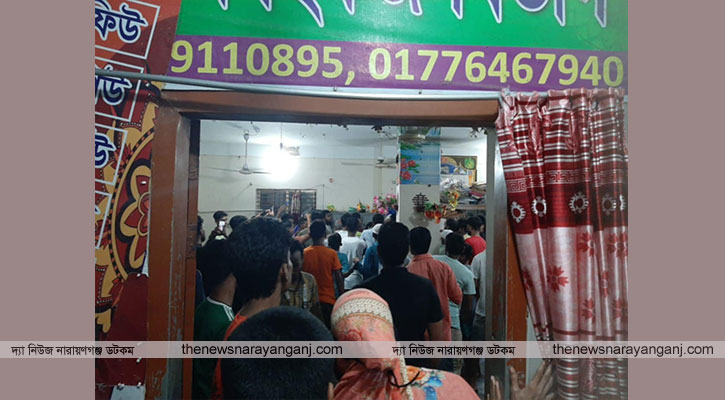 সিদ্ধিরগঞ্জে ছাত্রকে বলাৎকারের অভিযোগে আটক শিক্ষককে গণপিটুনি