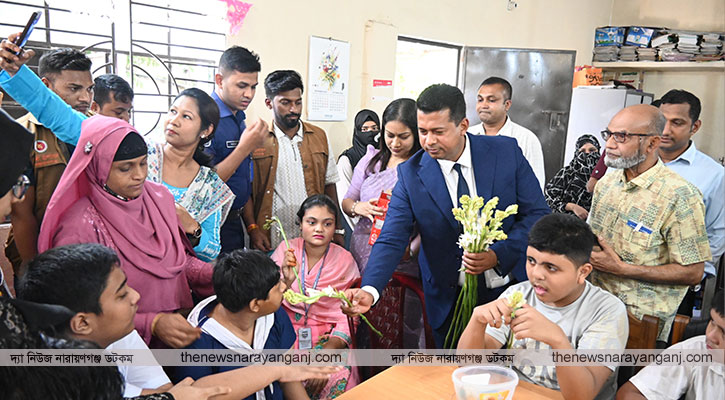 প্রতিবন্ধী শিশুদের জন্য ফুল চকলেট মিষ্টি নিলেন জেলা প্রশাসক