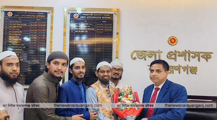 নতুন ডিসিকে ইসলামী ছাত্র আন্দোলনের ফুলের শুভেচ্ছা