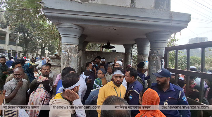 বন্ধ গার্মেন্ট চালু দাবিতে জেলা প্রশাসকের কার্যালয় ঘেরাও বিক্ষোভ