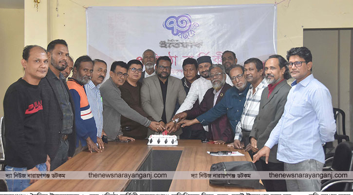 ৭৩ বছরে ইত্তেফাক, নারায়ণগঞ্জে কেক কাটা