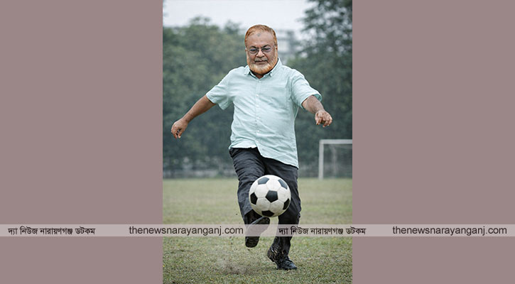 খেলোয়াড়ের পায়ে ফুটবল