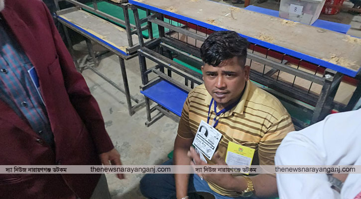 সোনারগাঁয়ে ধানের শীষের লিফলেট পড়ে ভোট কক্ষে এজেন্ট পরিচয় অবস্থান